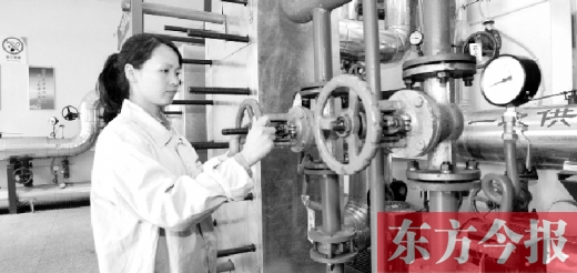 在熱力交換站工作的工人全面檢查設備準備按時向用戶供暖