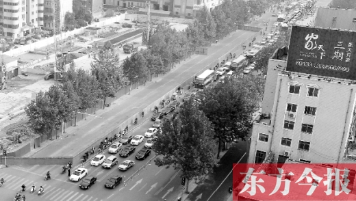 圍擋設置首日，人們騎車緩慢通行