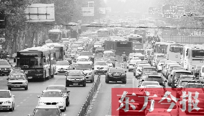 昨日下午4點，在花園路與黃河路口附近，車堵成了“一鍋粥”