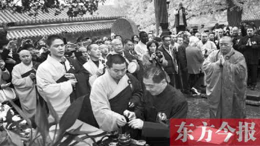 詠春“內(nèi)訌”風(fēng)波中的關(guān)鍵人物張卓慶(前排下跪者)和少林方丈釋永信參加了揭碑儀式 圖片來自南方都市報(bào) 詠春“內(nèi)訌”風(fēng)波中的關(guān)鍵人物張卓慶(前排下跪者)和少林方丈釋永信參加了揭碑儀式 圖片來自南方都市報(bào)