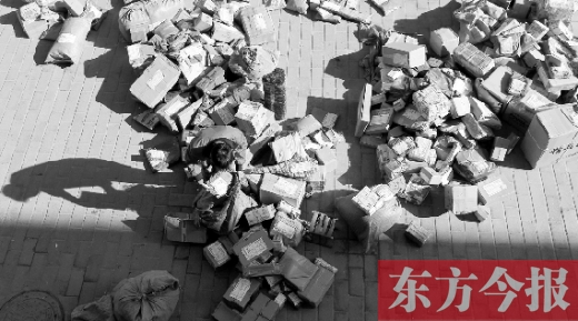 “雙十一”后，快遞員忙著送包裹，連水也不敢喝