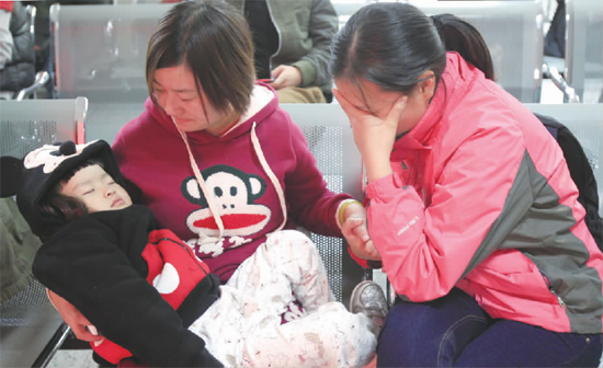 昨日，9時35分，堅守在手術(shù)室外的嘟嘟在媽媽懷里睡著了，因被眼前的真情觸動，今報記者趙丹流下了眼淚