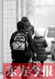 一名學(xué)生背著書包走出校門準(zhǔn)備回家。教育部發(fā)布規(guī)定，其中明確規(guī)定教師收禮、有償補(bǔ)課等行為將受到相應(yīng)處分