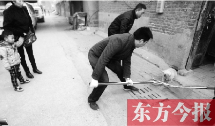 12月3日，鄭州市隴海路。執(zhí)法人員對一只“辦了證卻不系繩”的狗進行捕捉