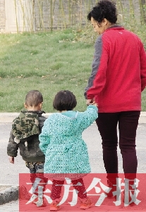 男孩兒姓“鄭”，女孩兒姓“周”（取“州”諧音），即“鄭州”之意，這一取名法得到了認(rèn)可