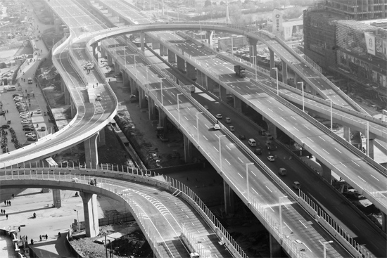 昨日，已經開始施劃交通標線的鄭州市三環(huán)快速路北環(huán)高架橋部分