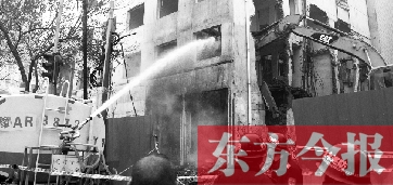 昨天早上8點(diǎn)半，鄭州市農(nóng)業(yè)路一拆遷工地，用兩臺(tái)噴水車噴水除塵，有效地阻止了施工揚(yáng)塵