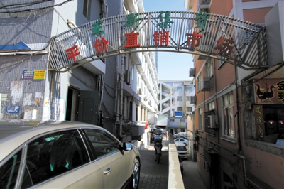 昨日，從事活禽宰殺的許某確認(rèn)為感染H7N9禽流感確診病例，其所工作的南京江寧區(qū)東新農(nóng)貿(mào)市場仍正常營業(yè)