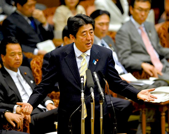 23日，安倍在參議院預(yù)算委員會發(fā)表講話。