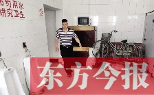 男廁中擺放的電視機(jī)、柜子、自行車等物品