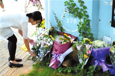 6月8日下午，記者來到廈門公交車爆炸事發(fā)現(xiàn)場橋下，附近已聚集了十幾個自發(fā)前來悼念的市民。橋墩下排放了一圈或黃或白的菊花，還有玖瑰、百合等。