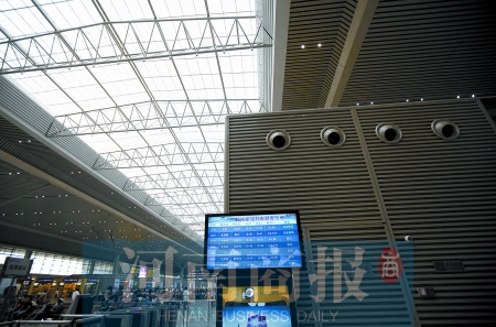 　鄭州東站三樓候車大廳，雖然空調(diào)處有涼風(fēng)吹出，但陽(yáng)光通過頂棚照進(jìn)，導(dǎo)致整個(gè)大廳的空調(diào)制冷效果不明顯