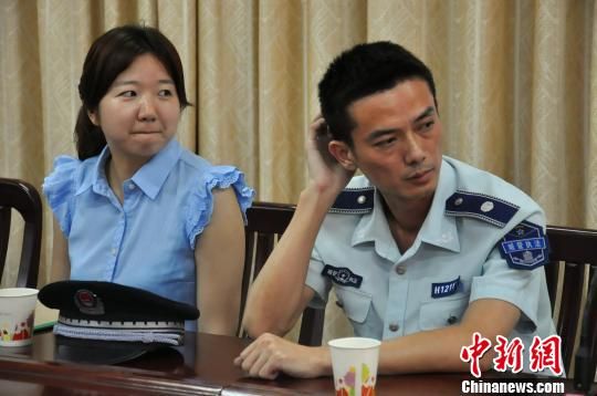 圖為參與“體驗式執(zhí)法”的兩名城管隊員?！埱邸z