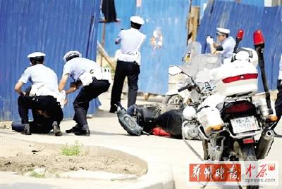 　一名歹徒被抓獲，另一名歹徒持槍劫持了一名門(mén)衛(wèi)。