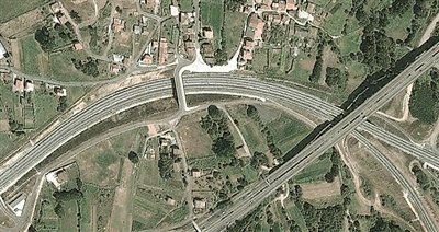 事發(fā)地的急轉(zhuǎn)彎道。以下是監(jiān)控視頻截圖。