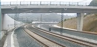 時速190公里的列車通過一個限速80公里的急轉(zhuǎn)彎。