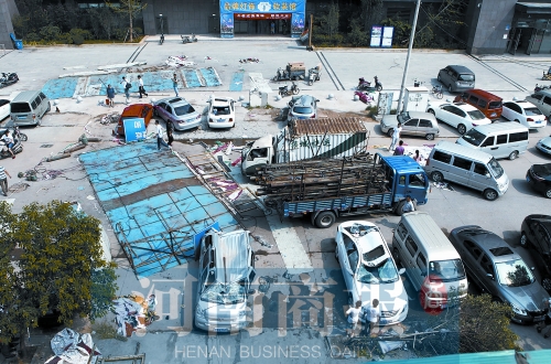 昨日上午，事發(fā)現(xiàn)場(chǎng)仍停有多輛被砸變形的汽車