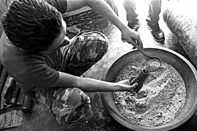 10日，敘反對(duì)派人員正在制作武器。