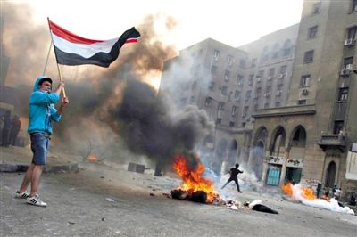 6日，穆爾西和穆兄會的支持者在開羅街頭示威，與警方發(fā)生沖突。消失了三個多月的前總統(tǒng)穆爾西將于下月受審。