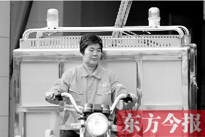 鄭州市金水區(qū)目前發(fā)放的第一批30輛新垃圾清運(yùn)車(chē)，已投入使用