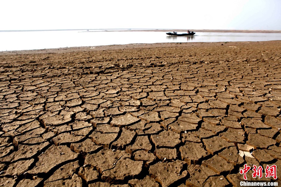 10月28日，在江西省都昌縣印山附近水域拍攝的龜裂的鄱陽(yáng)湖湖床。