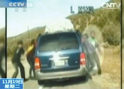 雷爾與警察爭執(zhí)，費(fèi)雷爾兒子下車試圖保護(hù)媽媽。