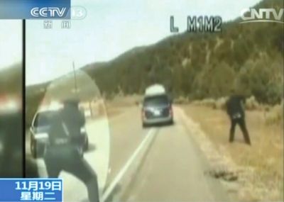 費(fèi)雷爾駕車逃走，警察連開數(shù)槍。央視截圖