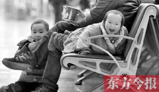 鄭州東站候車長(zhǎng)椅上，哈哈，馬上回家過(guò)年有禮物收了