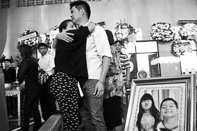 2月24日，泰國曼谷，民眾為在手榴彈襲擊中遇難的兩名兒童舉行葬禮，兩名兒童為姐弟二人，姐姐6歲，弟弟4歲