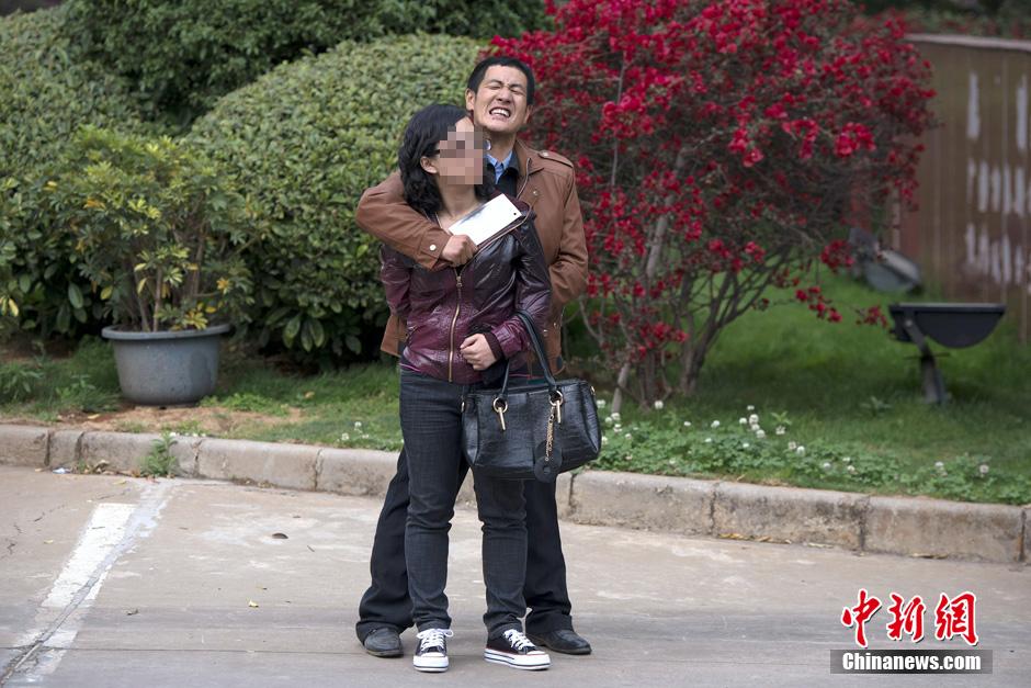 4月8日，劫持者與警方對峙。