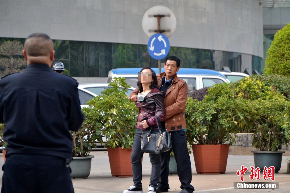 圖為劫持者與警方談判中。