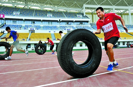 8月15日，運(yùn)動(dòng)員們正在進(jìn)行推輪胎賽跑。