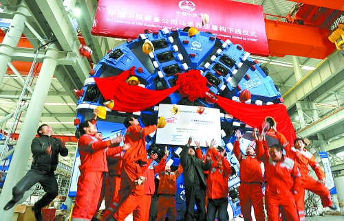 1月3日，由中鐵裝備公司設(shè)計(jì)制造的2臺(tái)中國中鐵盾構(gòu)在鄭州正式下線