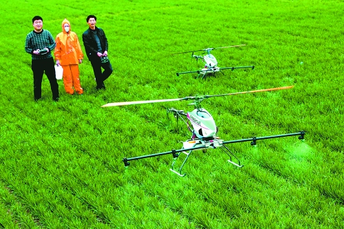 無人作業(yè)機(jī)一分鐘可為一畝地噴一升藥。