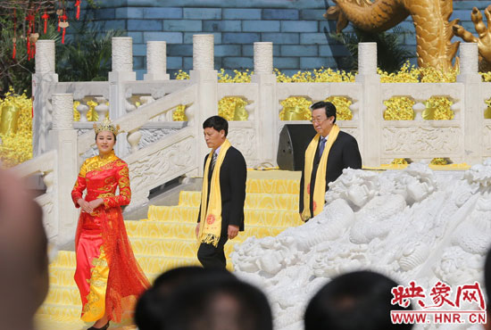 　河南省委書記、省人大常委會(huì)主任郭庚茂，河南省省長(zhǎng)謝伏瞻敬獻(xiàn)花籃。映象網(wǎng)記者 邵恰 攝