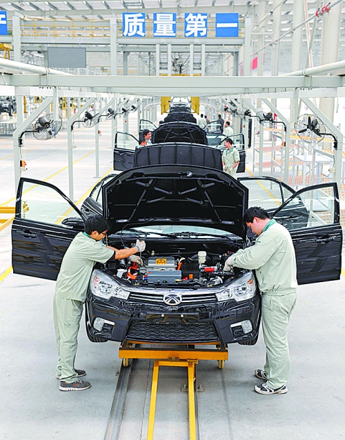 　　4月16日，新鄉(xiāng)市新能電動(dòng)汽車有限公司的工作人員在電動(dòng)汽車生產(chǎn)流水線上作業(yè)。目前，新鄉(xiāng)現(xiàn)有規(guī)模以