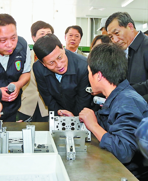 4月24日，省委副書記、省長謝伏瞻在濟源虎嶺產(chǎn)業(yè)集聚區(qū)考察。