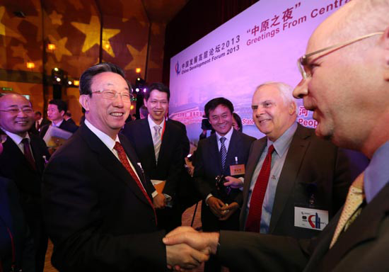 3月24日晚，省委書(shū)記、省長(zhǎng)郭庚茂在參加中國(guó)發(fā)展高層論壇“中原之夜”活動(dòng)時(shí)與外商親切握手交談。