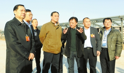 　　鄭州手拉手集團(tuán)董事長賈長明（右三）向省農(nóng)業(yè)廳廳長朱孟洲（右四），省政府副秘書長、省政府駐京辦主任