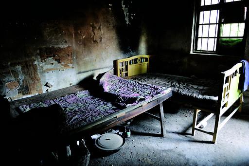 姐妹倆的臥室長期不通風(fēng)，又潮又悶