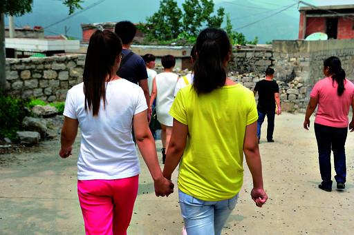 送記者離開時，姐妹倆一直手牽著手