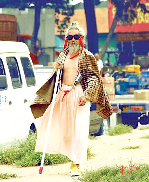 洛陽“洪七公”爆紅網絡 身世之謎引好奇