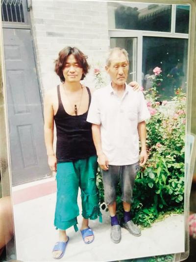 拍片間隙，王寶強與楊林貴在片場合影