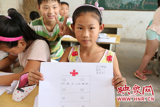 在以“中國夢(mèng)”主題 的繪畫課堂上，孩子們寫下了自己的夢(mèng)想