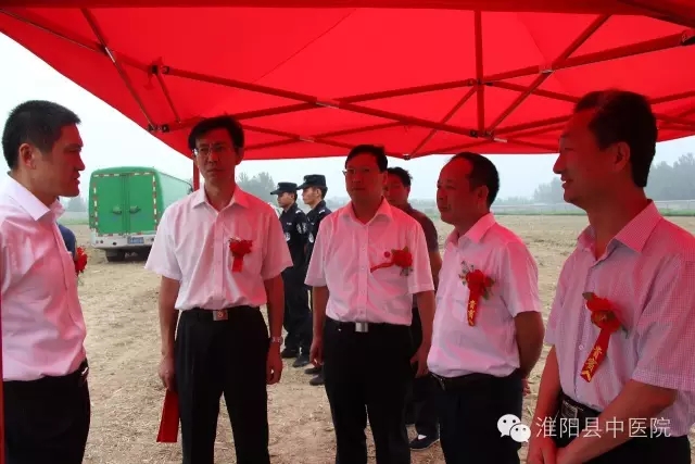 出席領(lǐng)導就項目進行交談