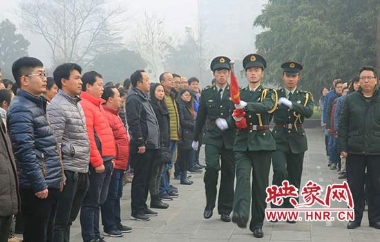 滎陽(yáng)美女警官進(jìn)校園普法演講 2600名師生收獲良多