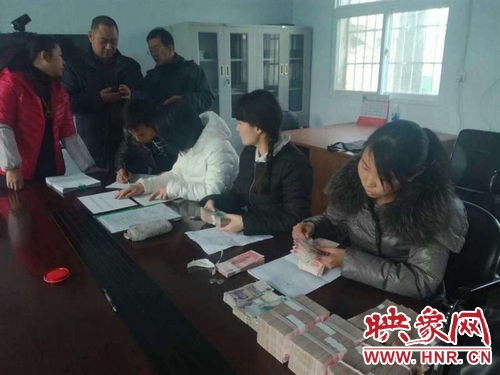 滎陽(yáng)78名貴州籍農(nóng)民工兄弟拿到工資回家啦！