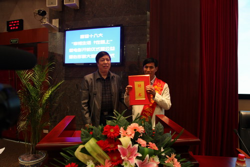 河南平頂山魯山縣電視臺的記者張朝岑，接過了河南電視臺9頻道總監(jiān)張克宣遞上的聘書。