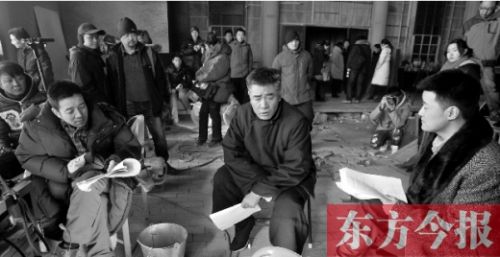 導(dǎo)演安建（左）、主演陳寶國等坐在一起說戲