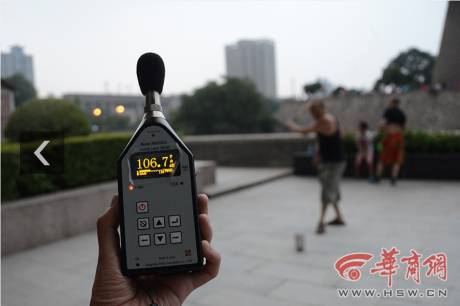 記者實(shí)地檢測(cè)廣場(chǎng)舞音響分貝